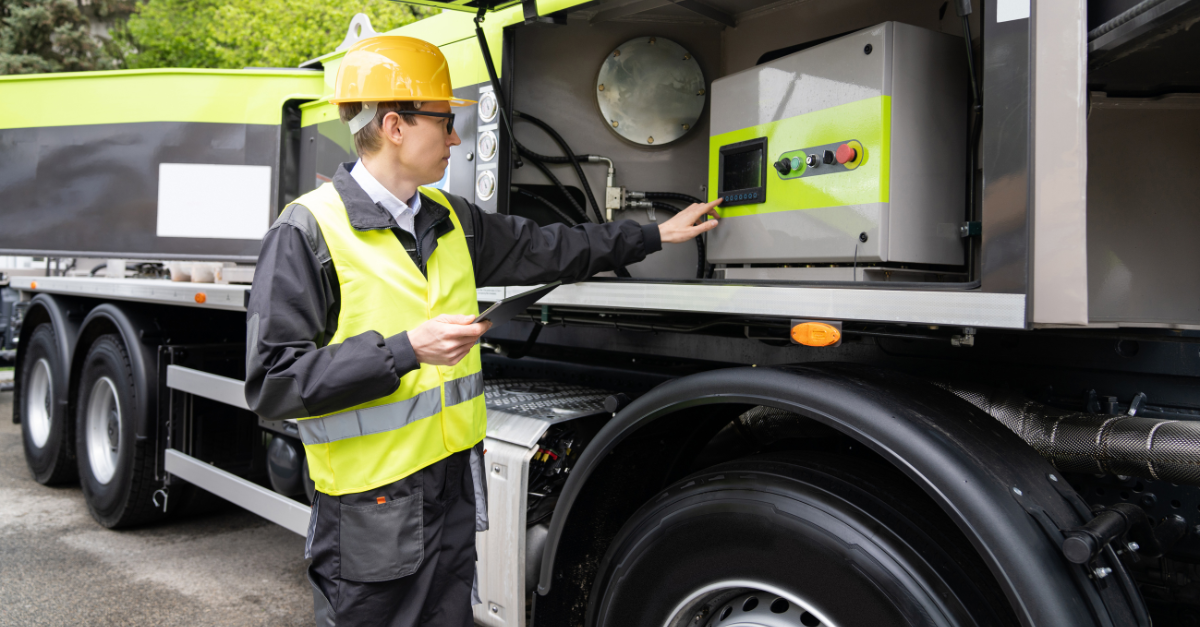 Gestionnaire de flotte de construction supervisant des machines lourdes et des véhicules sur le chantier.